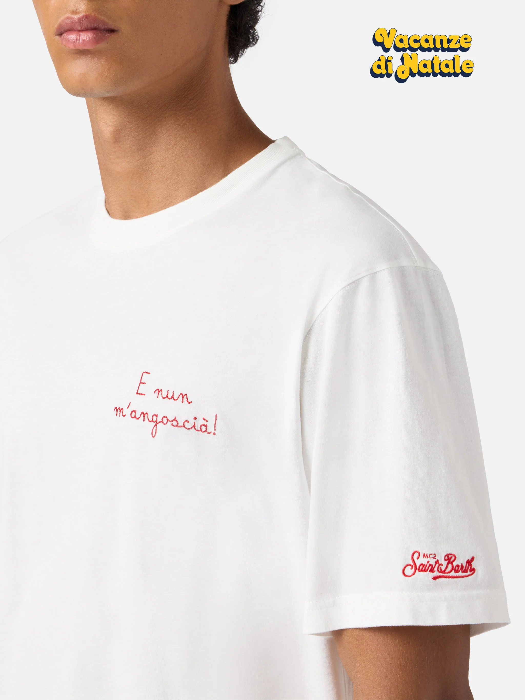 Arnott Warm winter cotton T-shirt in white with E nun m’angoscià embroidery | VACANZE DI NATALE SPECIAL EDITION - Image 4