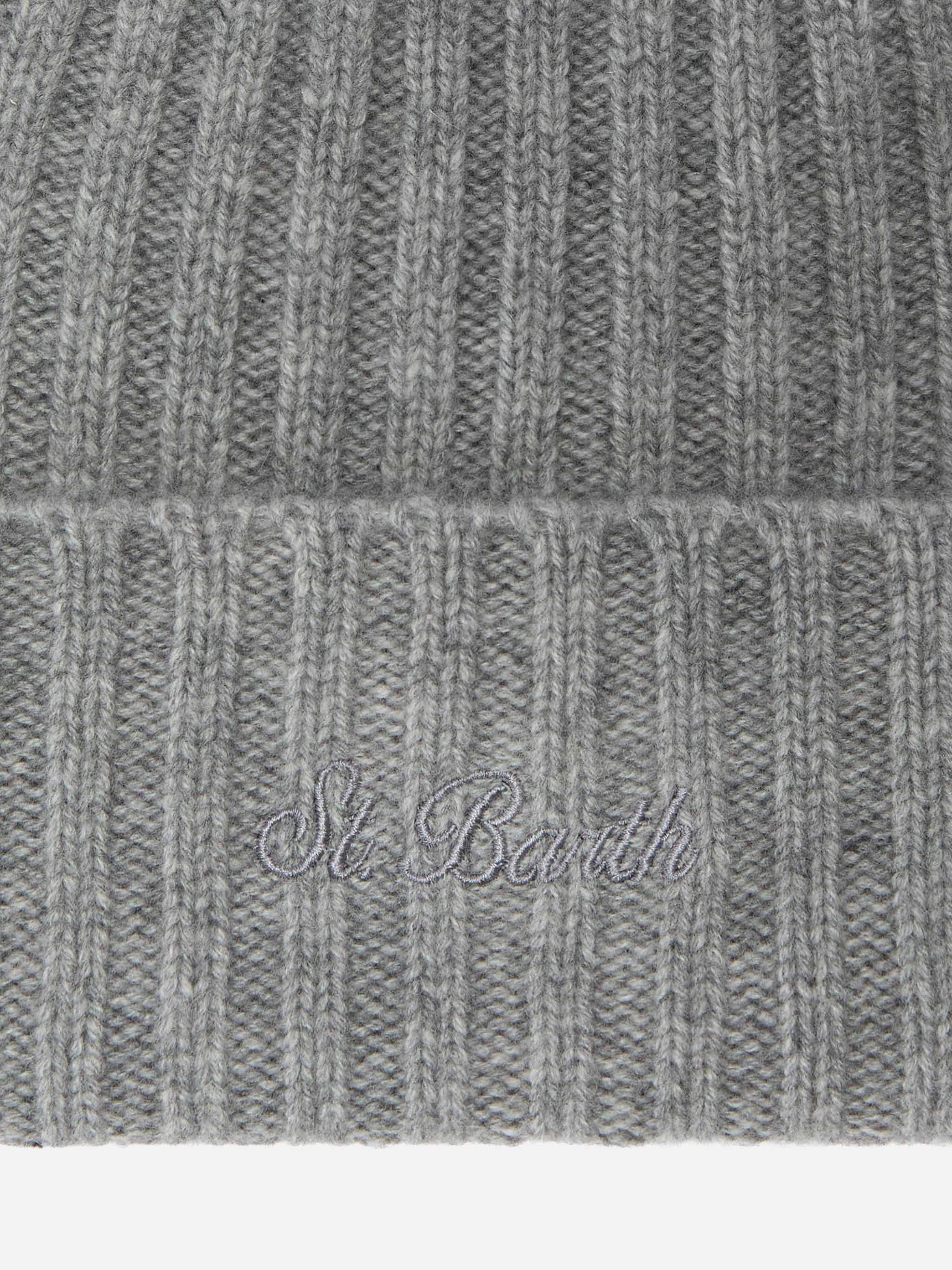 Wengen beanie in grey cashmere with St. Barth embroidery on the turn-up - Image 2